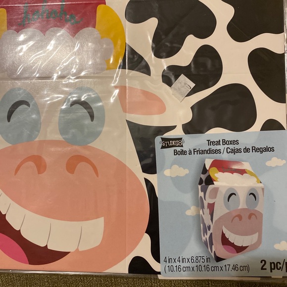 Studio 18 Treat Boxes 2 cows 4 barns- - Picture 2 of 5